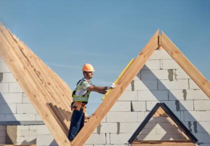 California enfrenta tarifas municipales elevadas y procesos de aprobación prolongados, encareciendo la construcción de viviendas.