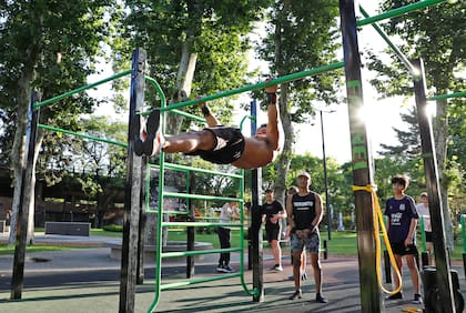 Calistenia en Parque Chacabuco, una de las tantas postas distribuidas por la ciudad