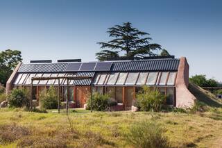 Fueron amigos de la infancia, se enamoraron y construyeron juntos una hostería sustentable y alternativa en Colonia