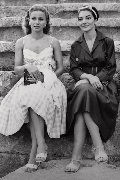 Callas junto a Athina Livanos Onassis, la primera mujer del magnate griego antes de embarcarse en el mar Egeo.