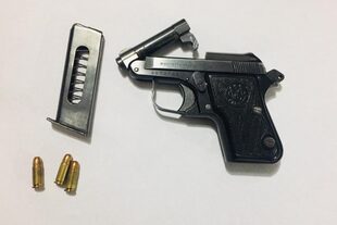 La pistola Beretta calibre 6.35 con el que un hombre se defendió del ataque de un ladrón de 15 años, en La Plata