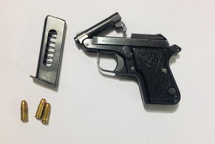 La pistola Beretta calibre 6.35 con el que un hombre se defendió del ataque de un ladrón de 15 años, en La Plata