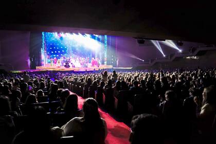 Calle Corrientes, recorrida por diferentes salas de teatro infantil durante la temporada de vacaciones de invierno. CABA.