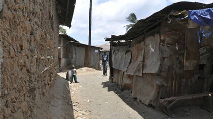 Calle del poblado de Owino Uhuru, en Kenia, cuyos habitantes han interpuesto la mayor demanda colectiva de la historia de este país