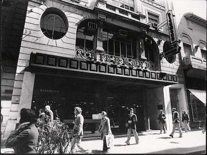 La confitería Richmond fue creada en 1917. Famosa por sus billares, languideció en el siglo XXI hasta que cerró en 2011.
