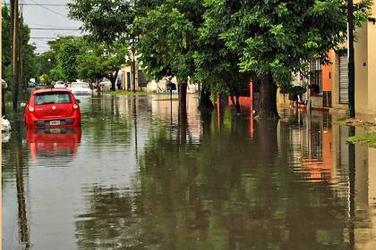 La calle Sucre al 800, en Lomas de Zamora, una postal de lo que dejó la tormenta