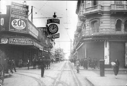 Calle San Martín y San Juan, Rosario (1928). Foto de Joaquín Chiavazza para Caras y Caretas.
