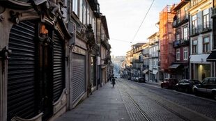 Calle vacía en Porto durante el confinamiento.
