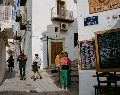 Callejones empedrados en el casco antiguo de Ibiza, España, el 1 de mayo de 2022.