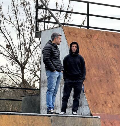 Calleri, en Córdoba, con José "Maligno" Torres, ganador de la medalla dorada en París 2024 en la categoría BMX Freestyle