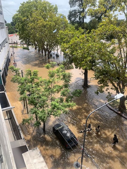 Calles cubiertas de agua, en Tigre
