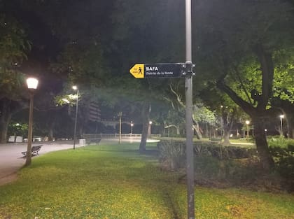 Las calles de Recoleta ya lucen los carteles del nuevo Distrito porteño.