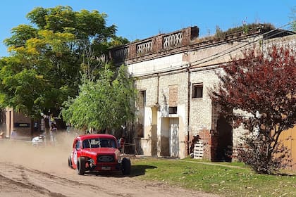 Calles de tierra y ambiente rural en Carlos Beguerie