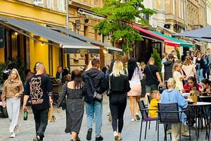 Calles del centro histórico de Lviv, llenas de gente