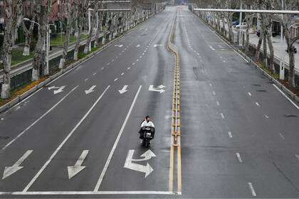 Calles desiertas en la ciudad china de Wuhan, epicentro del brote