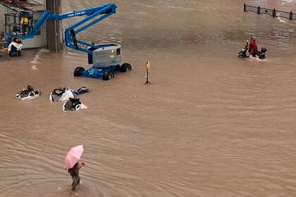 Calles inundadas después de las fuertes lluvias en Zhengzhou, en la provincia central china de Henan