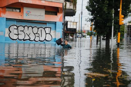 Calles inundadas en Avellaneda tras la tormenta de este martes