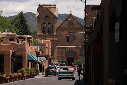 Calles tranquilas al mediodía en Santa Fe, Nuevo México, el lunes 17 de julio de 2023. En todo el sur, el calor no solo ha sido sorprendentemente severo, sino también anormalmente persistente.