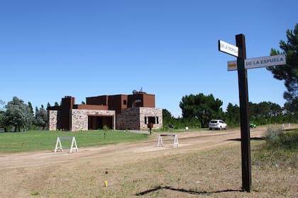 Calles tranquilas y solitarias dentro del exclusivo barrio