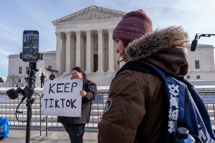 Callie Goodwin, de Columbia, Carolina del Sur, sostiene un cartel en apoyo de TikTok frente a la Corte Suprema, el viernes 10 de enero de 2025, en Washington. (AP foto/Jacquelyn Martin)