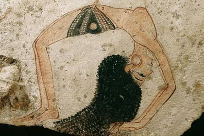 Calma tu corazón latiente... Una bailarina acrobática en una elegante pose en una ostraca, fragmentos que los artistas usaban para hacer bocetos o grafitis; Egipto, la XVIII dinastía del Antiguo Egipto, c 1280 a.C.