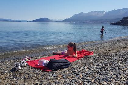 Con temperaturas de más de 28°, la gente se bañó en el Canal de Beagle