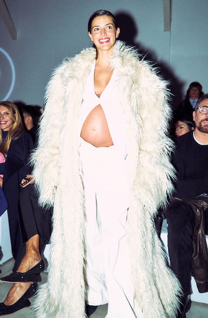 Total White. Una muy embarazada Calu Rivero lució radiante y llamó la atención en uno de los desfiles de la Bafweek