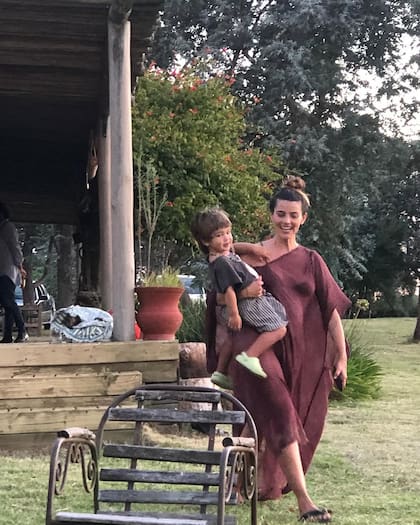 Calu con Tao, su hijo mayor junto a Aito de la Rúa (Foto: Instagram @lacalurivero)