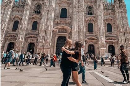 Calu junto con su novia en el Duomo