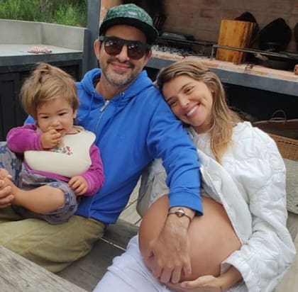 Calu Rivero a punto de dar a luz. A muy poco de volver a ser madre, su pareja, Aíto De la Rúa, compartió esta tierna foto en familia en su cuenta de Instagram. "La Reina Madre y su panal almost ready", escribió junto a la postal