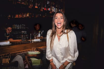 Calu Rivero dejó por unos días su casa de José Ignacio, Punta del Este- donde vive con Aíto de la Rúa y sus dos hijos, Tao y Bee- para acompañar a sus amigos en una noche a pura música