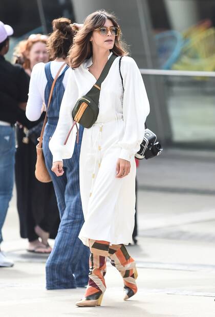 Calu Rivero, con botas multicolor y riñonera cruzada sobre el pecho, fue a ver el show Spring/Summer 2020 de Tory Burch.