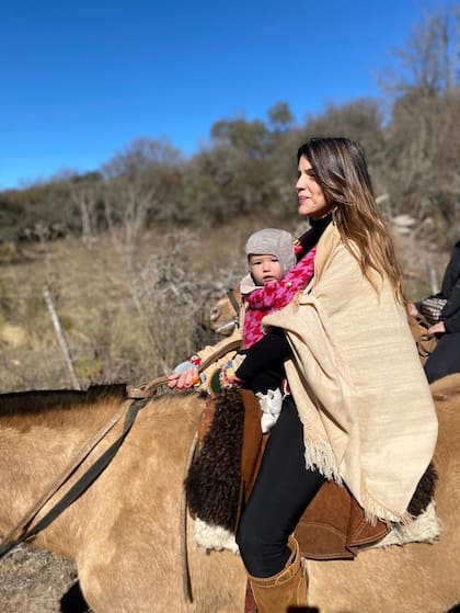 Calu Rivero junto a su hija Bee, que nació en octubre del año pasado