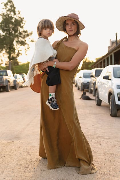 Calu Rivero junto a su hijo Tao, el amante de los caballos, en José Ignacio