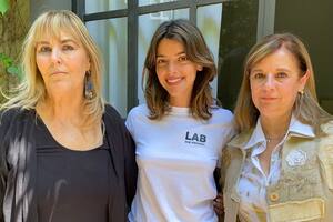 Calu Rivero, junto a su nueva abogada, la letrada Raquel Hermida, y la civilista Marcela Arvia