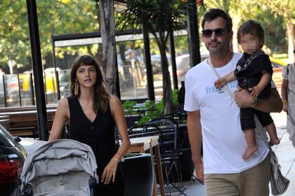 Calu Rivero y Aito De La Rua con su bebé saliendo de pizza cero en avenida del libertador