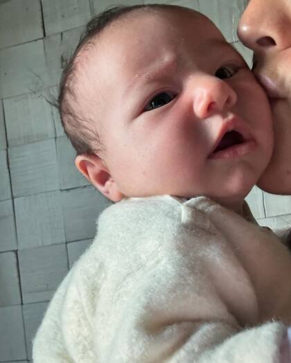 Calu Rivero y su hija Bee, de un mes de vida