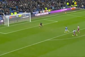 La impresionante doble atajada de Martínez en Aston Villa, que no pudo treparse a la punta