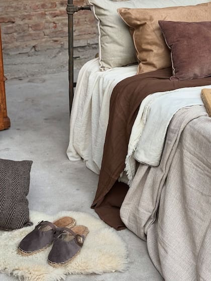 Calzado (@berni.dit) Almohadones de @casa_cestudio en cuero, lino espigado y terciopelo teñido artesanalmente.