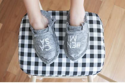 Cómo el simple hábito de sacarte los zapatos cuando entras a tu casa puede traer beneficios enormes para tu salud