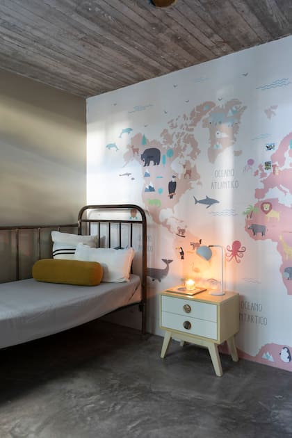 Cama antigua (Mercado de Pulgas) y empapelado vinílico ‘Mapamundi’ (Tinta Chini).