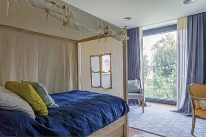 Cama con dosel y acolchado traído del exterior (Merci, París).