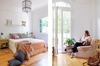 Cama con faldón (Mi Espacio) con pie de cama rosa y manta (Philomena Home). Almohadas (Huitrú), sandalias (Fraternidad). Mesas de noche (Lolo Co.) con lámparas (I Wish), obra en origami ‘aDn’ (Lolorigami). A la derecha, la dueña de casa en sillón (Apatheia) con accesorios textiles (Huitrú).