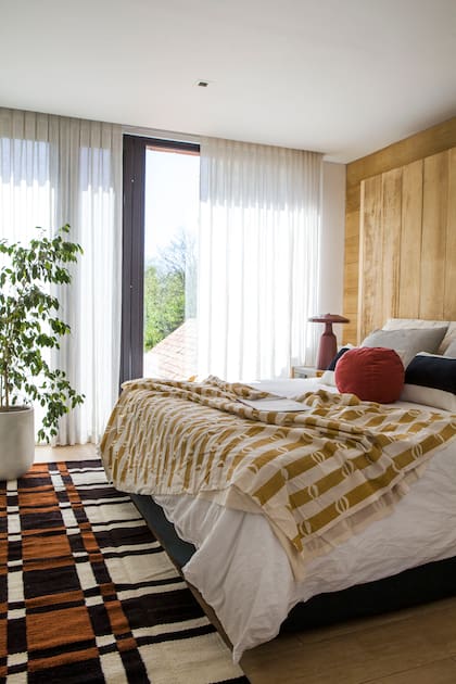 Cama con manta ‘Bambú’ (Mercedes Segura); alfombra ‘Quilt’ (Seara Ñañay).