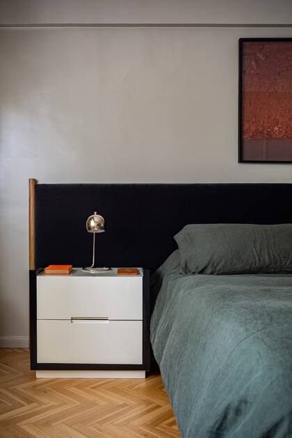 Cama con respaldo en terciopelo (Bull, con textiles de Tienda Mayor) y ropa de cama en lino a tono. Las mesas de luz y la cómoda laqueada también son diseño propio.