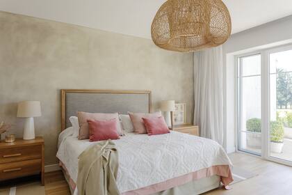 Cama con respaldo entelado, mesas de noche de petirib, lmparas y cortinas de gasa (todo de Muliere Padilla). a cada lado de la cama, alfombras Bilbao (Rugit).