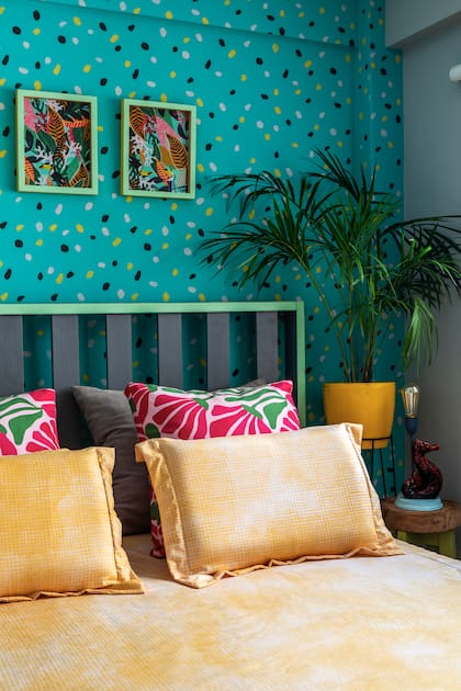 Cama (Decodiseño Market) con cajonera en la base. Cubreedredón (Felpa Home). Almohadones (Casa Ramón). Cuadros (Tienda Decofactory). Esténcil (Magia Decolab). Pintura ‘Acquastone 9043’ (Sherwin Williams).