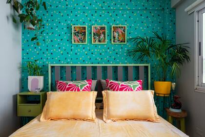 Cama (Decodiseño Market) con cajonera en la base. Cubreedredón (Felpa Home). Almohadones (Casa Ramón). Cuadros (Tienda Decofactory). Esténcil (Magia Decolab). Pintura ‘Acquastone 9043’ (Sherwin Williams).