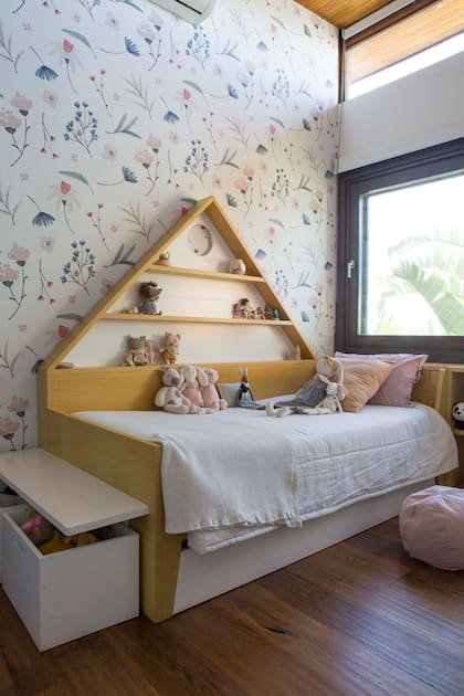 Cama diseñada por Victoria D'Ornellas con espíritu lúdico y sentido práctico para exponer y guardar juguetes.