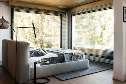 Cama (diseño de Grin Arquitectos). Sábanas, mantas y pie (Ramos Generales). Mesa
‘Corchea’ (Federico Churba). Lámparas de pie (Fábrica de Luz) y colgante (Compañía Nativa). Alfombra (Mihran). Cortinas mini band de Hunter Douglas (Arteplano)